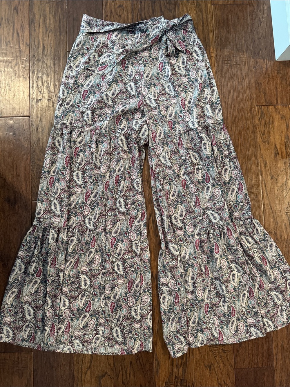 eesome Paisley Wide-Leg Tie-Waist Pants in Cream, Pink, and Gray
